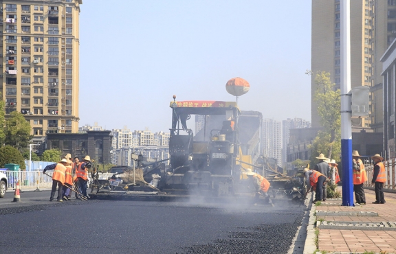 2020年3月20日上午，宜春市高士北路路面改造工程快速推進，施工現場一片繁忙景象